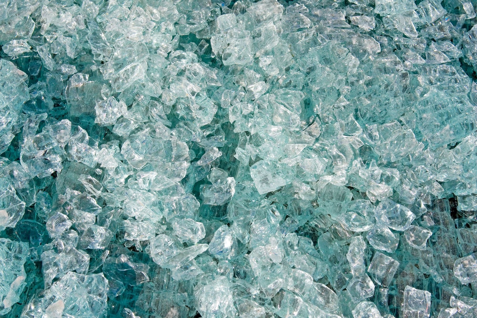 Éclats de verre recyclé translucide en gros plan